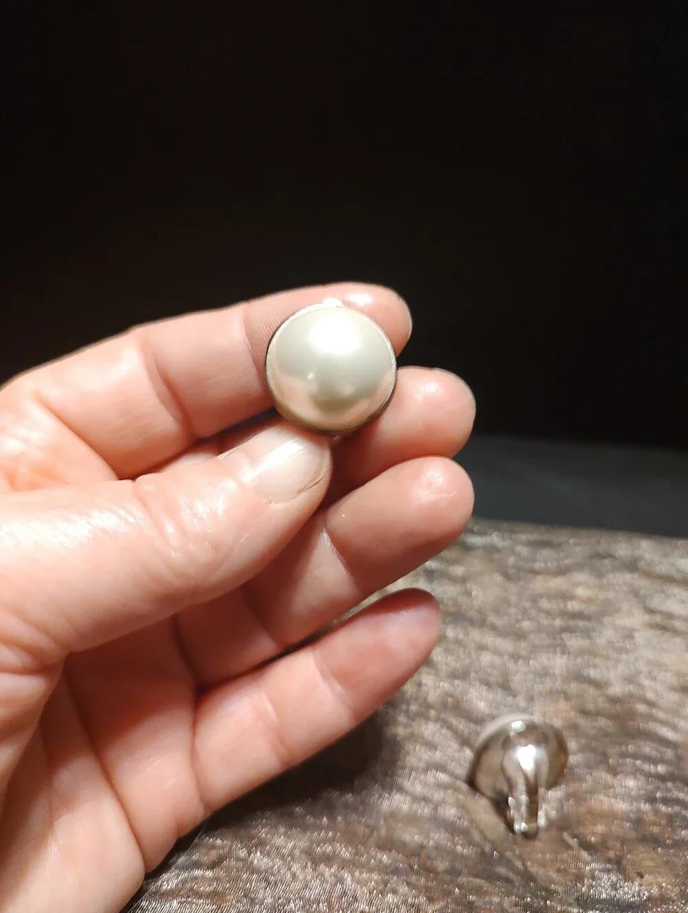 🍒🤍🍒 Timeless Retro Style Cream Ivory Domed Faux Pearl & Gold Earrings